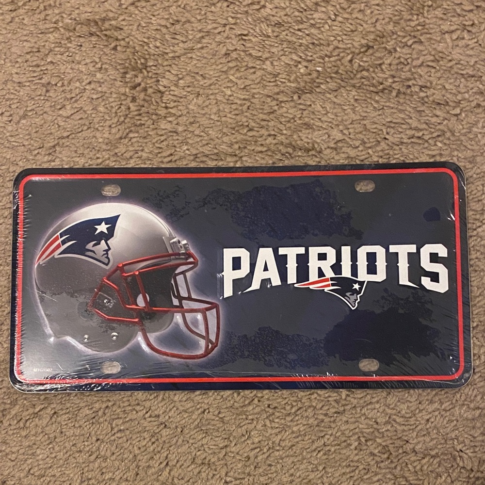 New England Patriots Blue License Plate Tag with Helmet NWT